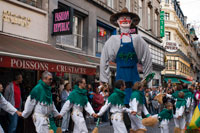 Durant tot l'any es duen a terme celebracions als carrers de Brussel · les en les quals la gent va vestida amb diferents vestits tradicionals. Sobretot són importants els carnestoltes de febrer.