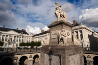 Símbol de la revolució belga de 1830. La Plaça dels Màrtirs (Place des Martyrs) és una gran desconeguda per als turistes que visiten Brussel · les. No és un lloc eminentment turístic però si ben conegut per la població belga, especialment per la seva història, ja que evoca la revolució belga de 1830. La plaça és un reducte de tranquil · litat lluny de la Rue Neuve (per la qual s'accedeix). Va ser projectada per l'arquitecte Claude-Antoine Fisc el 1774, qui la va envoltar d'edificis d'estil neoclàssic que avui alberguen una llibreria, un modern teatre i els gabinets ministerials de la Comunitat flamenca. Encara que antigament es deia Plaça St Michel, el nom actual es deu als herois de la guerra per la independència de Bèlgica. La plaça és un cementiri nacional dels caiguts durant la revolució de 1830. Al centre hi ha un monument, conegut com Monument Pro Pàtria, sota el qual hi ha una cripta on estan enterrats més de 450 cossos.