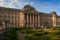 Palais Royal. Place des Palais. (De mitjan de juny a mitjans de setembre de 09:00 a 17:00). <M> Parc Tel 02.551 2020. Fins 1731, aquest va ser l'emplaçament de l'antic Palau Ducal, cremat i substituït per dues residències familiars construïdes per l'arquitecte Louis Montoyer. Els treballs van ser conclosos en 1829 i represos el 1862 durant el mandat del duc de Brabant, futur rei Léopold II. L'edifici va ser ampliat i la decoració interior modificada per l'arquitecte Balat. Actualment no s'utilitza com residència real, ja que el Rei i la seva família viuen al Castell Reial de Laeken, als afores de Brussel · les. És interessant contemplar el canvi de guàrdia que es produeix diverses vegades al dia.