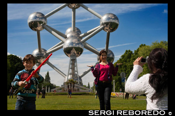 El Atomium, amb els seus 102 metres d'altura i 2400 tones de pes, representa l'estructura d'un àtom de ferro augmentat 165 milions de vegades. Els seus esferes van ser construïdes per André Waterkeyn en acer i alumini per a l'Exposició Internacional de 1958, i està formada per nou esferes de 18 metres de diàmetre cadascuna, comunicades entre si per escales mecàniques. En principi es va parlar de desmuntar una vegada conclosa l'exposició, però ràpidament es va convertir en una atracció turística que encara perdura en l'actualitat, i que s'ha convertit fins i tot en una icona de la ciutat. El març del 2004 es va dur a terme un procés de rehabilitació que va durar fins al febrer del 2006, incloent un ascensor que puja fins al cim a una velocitat de 5 m / s. Compta amb un espai interior per a albergar exposicions i un restaurant. NENS AMB ESTADA DE LA GUERRA DE LES GALÀXIES COSTAT DEL Atomium.