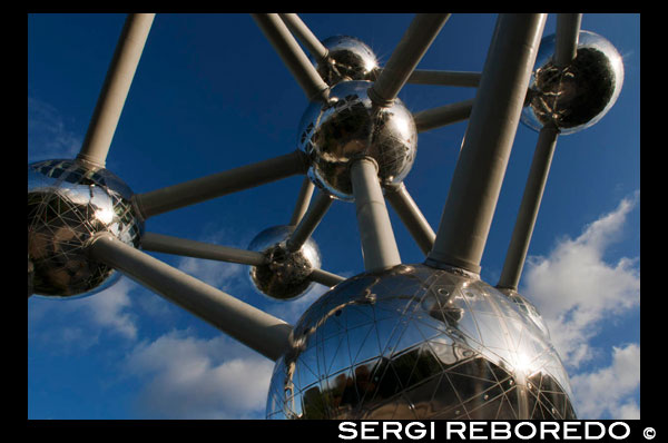 El Atomium, amb els seus 102 metres d'altura i 2400 tones de pes, representa l'estructura d'un àtom de ferro augmentat 165 milions de vegades. Els seus esferes van ser construïdes per André Waterkeyn en acer i alumini per a l'Exposició Internacional de 1958, i està formada per nou esferes de 18 metres de diàmetre cadascuna, comunicades entre si per escales mecàniques. En principi es va parlar de desmuntar una vegada conclosa l'exposició, però ràpidament es va convertir en una atracció turística que encara perdura en l'actualitat, i que s'ha convertit fins i tot en una icona de la ciutat. El març del 2004 es va dur a terme un procés de rehabilitació que va durar fins al febrer del 2006, incloent un ascensor que puja fins al cim a una velocitat de 5 m / s. Compta amb un espai interior per a albergar exposicions i un restaurant. LES BOLES DE L'Atomium VISTES DE PROP.