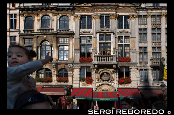 Le Pigeon en La Grand Place. La Paloma es uno de los edificios más populares de la Grand Place, ya que Victor Hugo pasó parte de su exilio francés en esta casa durante 1852. Originariamente el edifico pertenecía al gremio de pintores. Según palabras del propio Victor Hugo, la Grand Place era la plaza más bella de Europa. UNA NIÑA SOBRE LOS HOMBROS DE SU PADRE EN GRAND PLACE.