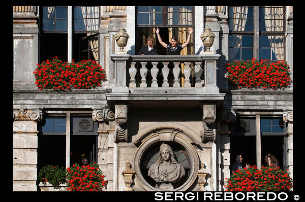Algunos balcones de Le Pigeon en La Grand Place. La Paloma es uno de los edificios más populares de la Grand Place, ya que Victor Hugo pasó parte de su exilio francés en esta casa durante 1852. Originariamente el edifico pertenecía al gremio de pintores. Según palabras del propio Victor Hugo, la Grand Place era la plaza más bella de Europa. SALUDANDO DESDE LOS BALCONES.