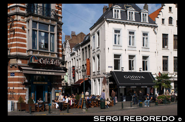 Place du Grand Sablon. En aquesta plaça en forma de triangle s'ubiquen elegants construccions arquitectòniques que daten del segle XVI al XIX. És un dels llocs més selectes de la ciutat ple de xocolateries, salons de te, restaurants amb terrasses i botigues d'antiguitats luxoses. Al final de la plaça, on comença a estrènyer, hi ha una font realitzada per Jacques Berge el 1751. Al número 40 hi ha el Musée des Pals et Telecommunications, que documenta la història del correu i les comunicacions. LA PLAÇA AMB MÉS xocolateries DEL MÓN.