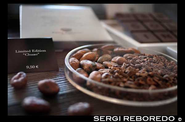 Interior de la chocolatería de Pierre Marcolini. www.marcolini.be Place du Grand Sablon, 39. Telf. 02 513 1783. (De domingo a Jueves de 10:00 a 19:00 de viernes a sábados de 10:00 a 18:00). Este chocolatero belga, se ha convertido en uno de los mejores maestros del chocolate del mundo gracias a su incansable búsqueda de nuevos sabores: ácidos, amargos, dulces y enteramente exquisitos. Cuentan que el propio Pierre se desplaza cada año a lugares remotos en busca los mejores cacaos. Su precio, que ronda los 200 euros el kilo, no está al alcance de todo el mundo. BOBOMBONES DE CHUAO VENEZUELA CACAO