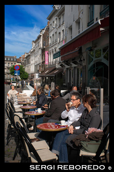 Several terraces next to the chocolate Witamer on Place du Grand Sablon. In this square into a triangle are located elegant architectural constructions dating from the sixteenth to the nineteenth century. It is one of the finest places of the city filled with chocolate shops, tea rooms, restaurants with terraces and luxurious antique shops. At the end of the square, where it begins to narrow, there is a fountain made ??by Jacques Berge in 1751. At number 40 is the Musée des Posts et Telecommunications, which documents the history of mail and communications. Having coffee WITAMER NEAR.