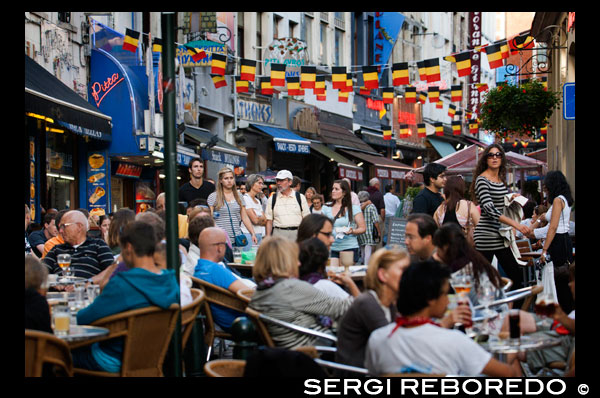 En el centro de Bruselas abundan las terrazas y los restaurantes que ofrecen gastronomía de diferentes partes del continente. CALLE LLENA DE GENTE EN LOS BARES Y RESTAURANTES BANDERA BELGA