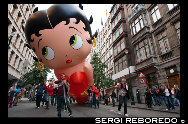 A mitjan mes es celebra la Balloon s Day Parade www.balloonsdayparade.be paral · lelament amb la Fête de la Bande dessinée www.fetedelabd.be (festa del còmic). Tots els enormes globus que participen en aquesta desfilada que travessa la ciutat tenen forma d'herois i personatges del còmic. A l'desfilada se li suma un festival de música, vídeo, 3D, làser i focs artificials a la nit i un Festival de còmic www.comicsfestivalbelgium.com durant el dia, en què cada any els fans es reuneixen per estudiar l'obra de més de setanta artistes. També hi ha una fira col · leccionistes i moltes activitats per als nens. ENORMES GLOBUS PER CARRERS DE BRUSSEL · LES.