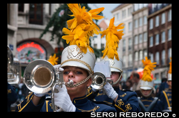 Parade music during the Balloon's Day Parade www.balloonsdayparade.be parallel with the Fête de la Bande dessinée www.fetedelabd.be (Comic Party). All huge balloons participating in this parade through town are shaped characters and comic heroes. The parade is added a music festival, video, 3D, laser and fireworks at night and a comic www.comicsfestivalbelgium.com Festival during the day, in which each year fans gather to study the work of more seventy artists. There is also a fair collectors and many activities for children. Girl playing the trumpet in a parade.