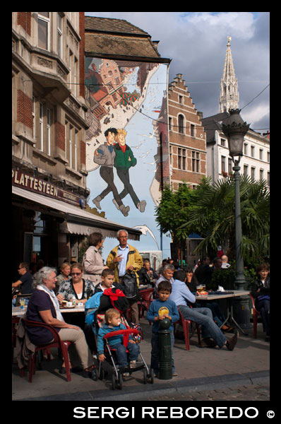 En Bruselas, este amor por los cómics se puede ver en la calle. Muchas paredes de la ciudad se han cubierto con pinturas de cómics creados por los autores del país, como Hergé o Morris. Bruselas es, probablemente, una de las ciudades del mundo en la que el cómic está más reconocido. Este año, por ejemplo, se celebra una serie de actividades bajo el nombre de BD Comic Strip . Allí se encuentra, además, uno de los museos del género más importantes: el Belgian Comic Strip Center. Esa tradición por el género viene de lejos y es una historia que está parcialmente compartida con los franceses. Tintín, Spirou, Lucky Luke o Los Pitufos son algunos de los personajes más relevantes creados por autores belgas. 