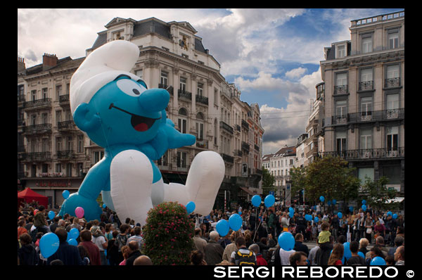 Un gran pilota de Pitufo al centre de Brussel · les. A mitjan mes es celebra la Balloon s Day Parade www.balloonsdayparade.be paral · lelament amb la Fête de la Bande dessinée www.fetedelabd.be (festa del còmic). Tots els enormes globus que participen en aquesta desfilada que travessa la ciutat tenen forma d'herois i personatges del còmic. A l'desfilada se li suma un festival de música, vídeo, 3D, làser i focs artificials a la nit i un Festival de còmic www.comicsfestivalbelgium.com durant el dia, en què cada any els fans es reuneixen per estudiar l'obra de més de setanta artistes. També hi ha una fira col · leccionistes i moltes activitats per als nens. UN GRAN GLOBUS de barrufet A BRUSSEL