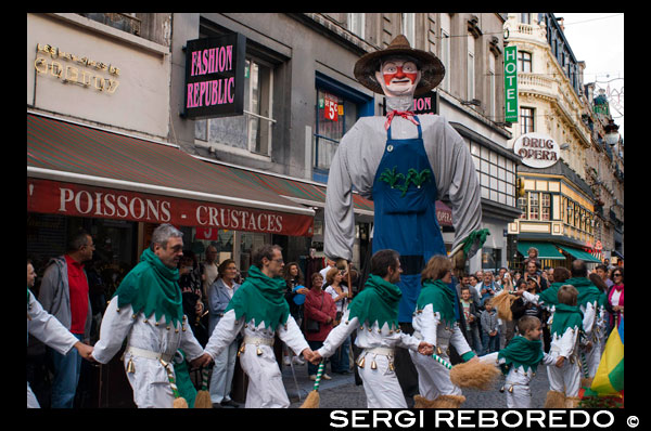 Durant tot l'any es duen a terme celebracions als carrers de Brussel · les en les quals la gent va vestida amb diferents vestits tradicionals. Sobretot són importants els carnestoltes de febrer. FESTES TRADICIONALS BELGUES.