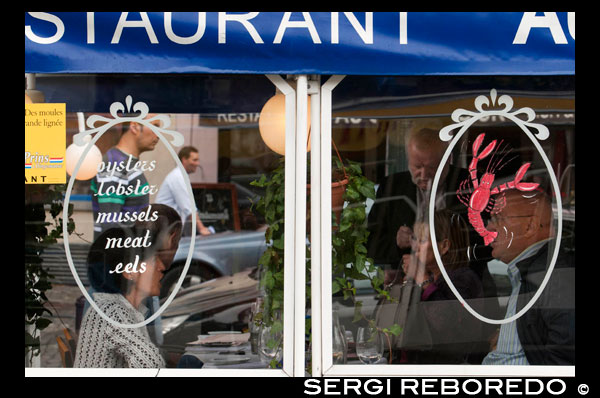 Restaurantes en la zona de Ste-Cathérine y St Géry. La zona de Ste- Cathérine resulta muy animada, sobretodo por la noche. Gran cantidad de marisquerías dispuestas una detrás de otra se disputan a los clientes, en un barrio popular y marcadamente flamenco. Sus terrazas y salones para degustar el chocolate ralentizan el ritmo de una ciudad vibrante. Saint-Géry, situado más al sur, toma su nombre de una antigua parroquia, en este caso, la de san Gaugerico de Cambrai (ca. 550-ca. 626), que fue obispo de esa ciudad de las Flandes francesas. Antes de la importante transformación urbanística, Saint-Géry era una isla formada por el río Senne. La isla formaba un gran círculo que iba desde la antigua iglesia de las Clarisas hasta la actual bolsa, junto a otra segunda isla más pequeña cercana a la plaza Fontainas, donde el río bordeaba la iglesia de Nuestra Señora del Socorro. LANGOSTA MEJILLONES CARNES Y MUCHO MAS