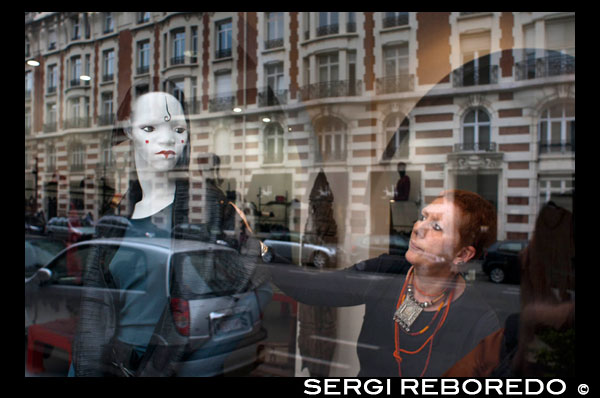 El regne de les botigues de luxe a Brussel · les té un nom: l'Avenue Louise i el Boulevard de Waterloo, on es poden trobar no només els grans estilistes internacionals i les marques més famoses, sinó també els joves dissenyadors belgues, que sempre mereixen una visita pel seu gust eclèctic i poc convencional. De fet, recentment s'han apoderat de barris sencers una moda jove i el millor disseny en termes de qualitat i creativitat. Així mateix, val la pena visitar la Rue Dansaert, que és també el temple del disseny, la Rue du Bailly, la plaça del Chatelain i la Place Brugmann. Una altra etapa obligada per anar a comprar són les Galeries Reals Saint-Hubert, un dels passatges coberts més impressionants d'Europa. Els amants de la tradició no poden deixar de visitar la Grand Place, amb els seus productes tradicionals típics: els bombons, les puntes i el vidre. VESTINT ALS maniquins