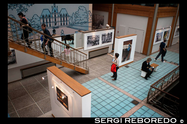 Interior del Centre Belge de la Bande Dessinée, ubicado en un magnífico edificio de estilo art nouveau diseñado por Victor Horta entre 1903 y 1906, de 4.000 metros cuadrados repartidos en tres pisos, en los que rinde homenaje al mundo del cómic en todos sus estados: tableros de dibujo, fotografías, reproducciones a tamaño real, dibujos animados, películas, esbozos, maquetas, libros, además de 6.000 láminas originales. Evidentemente, Tin Tin es uno de los grandes protagonistas de este museo, haciendo un recorrido de sus portadas, desde su debut el 10 de enero de 1929 en la revista “Le Petit XXe”, pasando por el cambio del blanco y negro al color y la incorporación del capitan Haddock, Hernández y Fernández y el profesor Tornasol, hasta el declive de su creador, Georges Remi, evidenciado en “Tintín en el Tibet” en 1958. No es el único personaje de historieta que se puede ver en el museo, ya que también están presentes Los Pitufos, Lucky Luke, Spirou y muchos otros más. Siete exposiciones permanentes y varias temporales, además de varias actividades realizadas regularmente conforman el programa de este museo que hará las delicias de cualquier niño, y más de algún adulto. También cuenta con una biblioteca y una librería especializada en todo lo que rodea al mundo del cómic. EXPOSICION FOTOGRAFICA MUSEO DEL COMIC