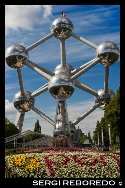 El Atomium, amb els seus 102 metres d'altura i 2400 tones de pes, representa l'estructura d'un àtom de ferro augmentat 165 milions de vegades. Els seus esferes van ser construïdes per André Waterkeyn en acer i alumini per a l'Exposició Internacional de 1958, i està formada per nou esferes de 18 metres de diàmetre cadascuna, comunicades entre si per escales mecàniques. En principi es va parlar de desmuntar una vegada conclosa l'exposició, però ràpidament es va convertir en una atracció turística que encara perdura en l'actualitat, i que s'ha convertit fins i tot en una icona de la ciutat. El març del 2004 es va dur a terme un procés de rehabilitació que va durar fins al febrer del 2006, incloent un ascensor que puja fins al cim a una velocitat de 5 m / s. Compta amb un espai interior per a albergar exposicions i un restaurant. LES ESFERES DE àtom de l'Atomium AL LLUNY.