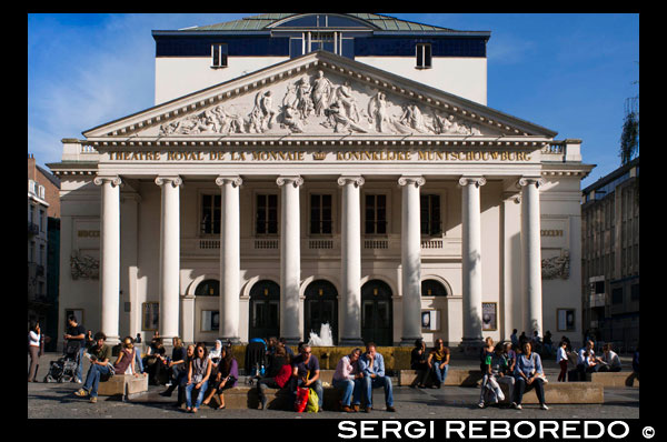 Théâtre Royal de la Monnaie/Koninklijke Muntschouwburg. www.lamonnaie.be  Place de la Monnaie, 20 <M> De Brouckère. (Sobre los 20 euros). Tel. 02 229 1200.  Este teatro que acoge a la Ópera Nacional de Bélgica, fue alzado en 1817 por el arquitecto Joseph Poelaert sobre las cenizas del Hôtel des Monnaies que había sufrido un incendio años antes.  Se construyó bajo una mezcla de estilos neo-barroco, neo-rococó y neo renacentista. El auditorio estaba iluminado por la enorme araña de cristal que aún hoy cuelga en el centro del techo abovedado. Está hecha de bronce dorado y cristales de Venecia. En 1985 se restauró casi completamente, conservando la lujosa decoración estilo Luis XIV e inagurándose al año siguiente con una actuación de la Sinfornia nº 9 de Beethoven. LA GENTE SE SIENTA FUERA DEL TEATRO DE LA MONNAIE