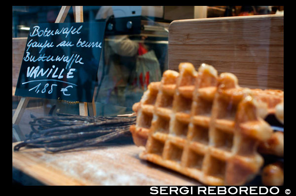 Un altre dels dolços típics belgues són els gofres. Hi ha tres varietats de gofres belgues: el gofre tou, que es menja fred, el gofre de Brussel · les que es menja calenta i el gofre de Lieja, ciutat on es va elaborar per primera vegada aquest dolç. Explica la llegenda que el va inventar al segle XVIII un dels cuiners del príncep de Lieja. Els waffels, nom amb el qual es coneixen els gofres al país, els pots trobar a moltes botigues i llocs de la ciutat. El de Brussel · les és més gruixut i lleuger, te'ls serveixen acompanyats amb nata, xocolata, vainilla, fruites (generalment plàtan i maduixes) o amb boles de gelat, això ja va a gust del consumidor. El meu preferit és el de xocolata amb plàtan i maduixes, està deliciós. Als voltants del Manneken Pis estan els millors locals per menjar gofres (per la seva relació qualitat / preu). Recomano el que es troba al costat del nen pixaner, és fàcil trobar-perquè propera al local hi ha el típic baluerna per l'forat superior pots ficar el cap i fer-te la foto amb el cos del nen pixaner. UN gofre AMB VAINILLA A 1,85 EUROS