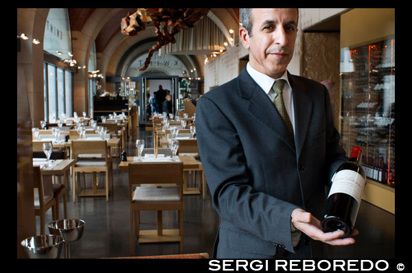 Kwint es un restaurante exclusivo con toque moderno, gracias a su enfoque poco convencional y en particular al diseño de interiores. Studio Arne Quinze ha completado recientemente la remodelación del restaurante Kwint exclusivo en el centro de conferencias de Bruselas. Su diseño cuenta con un bar de diseño, paleta de colores cálidos y neutros que añadir un nuevo elemento de la actividad y el drama a un interior por lo demás bastante simple pero mágico. En Kwint, los clientes pueden disfrutar de una cena suntuosa orquestado por un equipo de profesionales, con ingredientes excepcionales, como el caviar, trufa, salmón y cangrejo rey de La Maison Kaspia, una marca de renombre, originalmente de Rusia y se estableció en París desde 1927. Si estás en la ciudad y en busca de algo, sin duda, de (más allá de) lo corriente, la visita a Kwint es esencial. EL RESTAURANTE KWINT ES UNO DE LOS MAS SELECTOS DE BRUSELAS.