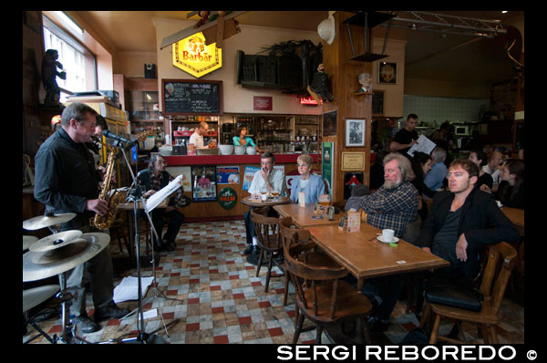 En la zona de Marolles hay gran cantidad de bares en los que tomarse una cerveza mientras se escucha música en directo como por ejemplo en la Brasserie de la clef d’or. Place du Jeu de Balle <M> Porte de Hal.  (De martes a domingo de 05:00 a 17:00). Telf. 02 511 9762. Esta cervecería, situada junto al mercado de pulgas, es un buen lugar para hacer un alto en el camino y escuchar música en directo de acordeón, mientras se saborea una croque-monsieur de jamón asado y queso. ESCUCHANDO MUSICA EN DIRECTO EN MAROLLES.