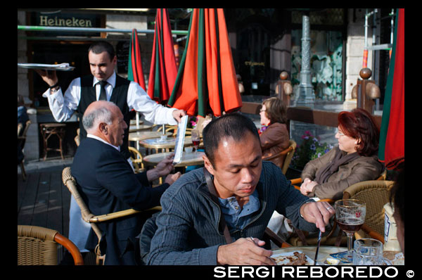 Per esmorzar per Brussel abunden les cadenes de cafeteries, aquestes tan ben posades que gairebé semblen de tota la vida. Teniu el Paul, amb un bon cafè i millor croissant, encara que el millor el pa dels entrepans (des 3,75 €). Al Boulevard Anspach amb la Rue de l'Eveque Bisschops, teniu un Paul bé cèntric. L'altra alternativa és Li Pa Quotidian. A la Rue Antoine Dansaert trobareu un, decorat com vostra cuina somiada, amb una única taula de fusta allargada de la qual no us voldreu aixecar. Per prendre una cervesa en una terrassa animada, a qualsevol hora podeu anar al Fontaines al Jardí de les Olives, just a la Marche au Charbon. Des 1,90 € la cervesa de barril o des 2,60 € l'embotellada. Per si és ple al costadet teniu al Bar Llanes o Au Soleil, els dos també amb ambient i terrasses agradables. Una altra zona amb bon ambient és la plaça de Santa Caterina, amb diversos bars amb terrasses sota uns grans pins. La cervesa està igual de freda en tots ells però el nostre preferit és el Onthaal pels seus originals hamaques. A més, en aquesta mateixa plaça trobareu una mena de barra-marisqueria o "bar a tapes" com en diuen ells portat per espanyols. Demaneu els "dus" per 13 o 15 € (tapes combinant dos de gambes, pop o calamars) o el "triple" amb les tres opcions (21 €). Us llepareu els dits! Però compte que només obren per menjar i tanquen els diumenges. UN JAPONÈS MENJANT A BRUSSEL.