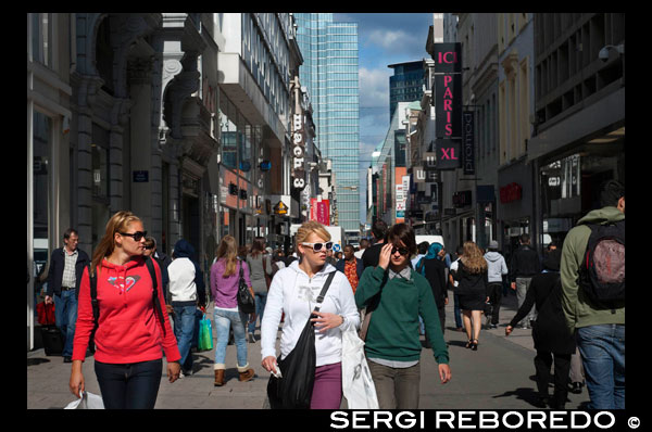 Rue Neuve. <M> Rogier. It is the ultimate shopping street in central Brussels. It crosses from Place to Place Rogier de la Monnaie. Their stores are not select boutiques, but are for the general public. Among them are Zara, H & M, Benetton, Fnac, Swarovski, among many others, in addition to the shopping center City 2 and Galleries Inno, whose building was originally designed by Victor Horta, but was rebuilt later in 1967, after a spectacular fire that killed 300 people. SHOPPING FOR NEW BRUSSELS STREET