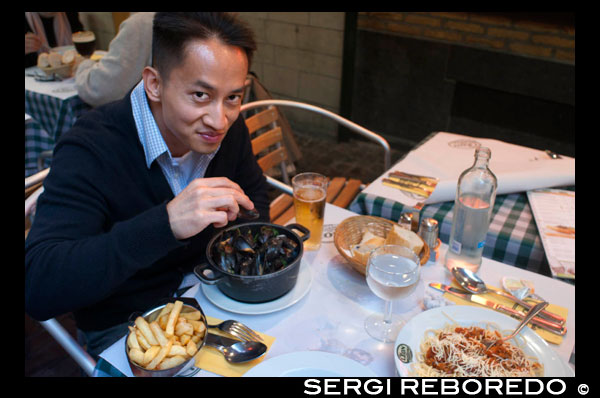 Los mejillones con patatas fritas es uno de los platos típicos de la ciudad y de gran parte del país. La mayoría de los mejillones son importados de Holanda, de la región de Zelanda. Cuestan casi el doble que los mejillones gallegos y son la mitad de pequeños. Se consumen cerca de 70 millones de kilos al año. El mejillón holandés es más pequeño e insípido, por eso lo acompañan con un montón de salsas, para que sepan a algo. En Zelanda producen un mejillón de fondo; pequeño, negro y sin raíz, extraído con un rastro, igual que las almejas o los berberechos. Junto con Galicia e Italia, Holanda, sin ser una potencia pesquera, es uno de los grandes productores de mejillón en Europa, la mayor del norte europeo. Los mejillones holandeses copan el 95% del mercado belga, destinatario de la mitad del total de las exportaciones holandesas de este bivalvo. Aunque desde hace unos años el mejillón gallego se ha introducido por primera vez, y con éxito, en los restaurantes de Bruselas. La ventaja del mejillón gallego es que su producción no es estacional, como ocurre con los holandeses, también es más grande y tiene más sabor. Un kilo de mejillones es la ración normal que los restaurantes suelen servir en una cacerola con una tapa que sirve para depositar las conchas. EL PLATO TIPICO SON MEJILLONES CON PATATAS FRITAS.