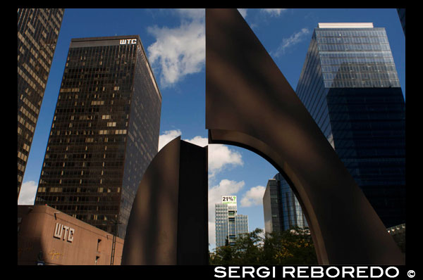 Edificios de oficinas que rodean la estación norte de Bruselas. La estación de Bruselas Norte, es una de las tres principales estaciones de ferrocarril de Bruselas (las otras dos son la de Bruselas Central y la de Bruselas Sur). Cada tren regular nacional e internacional hace su parada al pasar por esta estación. Bruselas Norte también es el punto final del tranvía subterráneo del eje norte-sur y un nudo importante de líneas de Lijnbus (autobuses de línea en Belgica). Más de 30 líneas de autobuses regionales parten desde aquí, al igual que los servicios internacionales de autocares Eurolines. La estación dispone de 200.000 pasajeros por semana, principalmente viajeros que cogen otros trenes. Al igual que las otras estaciones más grandes de Bruselas, Bruselas-Norte se caracteriza por el pobre mantenimiento y por su diseño pasado de moda. Mientras tanto, hay planes para renovar el edificio, las vías y pasos subterráneos para peatones. Estas obras a largo plazo comenzaran despues de la renovación de la estación de Bruselas-Central. La estación está situada en el municipio de Schaerbeek, en Bruselas, en el centro del distrito de negocios del norte, con varias sedes de empresas importantes, tales como las torres Belgacom, la Torre Dexia y otras oficinas y ministerios gubernamentales. LOS RASCACIELOS DE LA CIUDAD DE BRUSELAS.