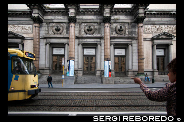 Entrada al Musées Royaux des Beaux-Arts. www.fine-arts-museum.be Rue de l'Régence, 3. (De dimarts a diumenge de 10:00 a 17:00 / entrada: 8 euros / estudiants: 5 euros / combinada amb el Musée Magritte: 13 euros). <M> Gare Centrale. Tel 02.508 3211. El Museu Reial de Belles Arts està dividit en dos immensos museus independents sota el mateix sostre. D'una banda hi ha el Musée d'Art Moderne que alberga La temptació de Dalí i diverses obres dels pintors surrealistes belgues com Paul Delvaux o Rik Wouters, entre molts altres. Consta de vuit nivells subterranis en els quals es poden admirar la col · lecció permanent del museu i tres plantes superiors que es dediquen a exposicions temporals. Per a molts crítics d'art les millors obres són: La ratlla, d'Ensor, Pygmalion, de Paul Delvaux, i la Dona drapada sobre l'escala, de Henry Moore. Els arxius del Museu de ArteModerno compten amb 60.000 documents i 300.000 articles de premsa, amb una biblioteca de 100.000 volums i una fototeca de 20.000 dossiers. El Museu d'Art Ancien alberga una àmplia col · lecció de pintures, escultures i dibuixos del segle XV al XVIII. Un part important de la col · lecció es compon d'obres d'art confiscades durant el període revolucionari i obres d'art dipositades per l'Estat francès, a més de nombroses donacions i llegats d'alguns mecenes privats. Les obres estan col · locades en ordre cronològic, i començant pels artistes flamencs primitius com Rogier van der Weyder, Petrus, Christus, Dirk Bouts i Hans Memling entre altres. Una sala sencera està dedicada a Pieter Brueghel el Vell. També són importants els retaules i esbossos de Rubens, on destaca l'Assumpció de la Verge, a més d'Anthony Van Dyck i Jacob Jordaens entre altres. L'TRANVIA PASSA PER DAVANT DEL MUSEU REAL DE BELLES ARTS