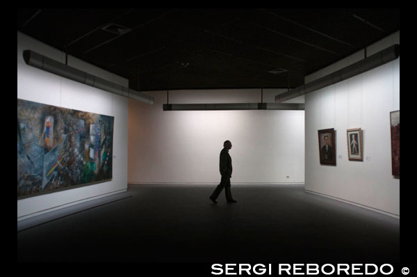 Una de les sales interiors del Musée Royaux des Beaux-Arts. Musées Royaux des Beaux-Arts de Belgique o Museu real de les Belles Arts de Bèlgica és un dels museus més famosos de Brussel · les i el país. Està situat a l'àrea de Coudenberg prop al centre de la ciutat. Està escortat pel Museu d'Instruments, el Palau de Justícia, entre d'altres. El museu real té més de 20,000 pintures, escultures i dibuixos. Diversos daten de fins al segle XV. Hi ha una gran col · lecció de pintures flamenques. Les obres dels pintors Rogier van der Weyden, Brueghel, Jacob Jordaens i Jacques-Lous David són presents al museu. Pintures famoses com "La mort de Marat", o "La caiguda d'Ícar" es troben al museu. A més hi ha una sala dedicada íntegrament a Peter Paul Rubens, amb més de 20 quadres d'aquest artista barroc. Contrallum AL MUSEU REAL DE BELLES ARTS.