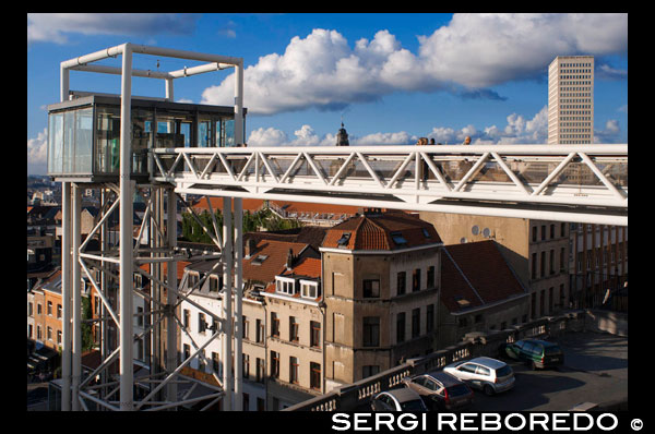 Ascensor panorámico de Marolles. Place Poelaert. (Todos los días de 07:00 a 23:00 / gratuíto). <M> Louise. Para salvar el desnivel que separa Marolles de la zona del Palacio de Justicia se creó este ascensor acristalado que, además, ofrece unas vistas inmejorables de todo el barrio. ASCENSOR ACRISTALADO MAROLLES