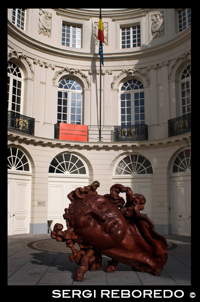 Palais de Charles de Lorraine. Place du Musée, 1. (Horario según eventos realizados por la Bibliothèque royale de Belgique). <M> Gare Centrale. Tel. 02 519 5595.  Bajo una fachada neoclásica, se ubica el Palacio de Carlos de Lonerna, que fuera gobernador de la ciudad entre 1744 y 1780. Actualmente el palacio lo gestiona la Biblioteca Real de Bélgica que organiza visitas guiadas y conciertos. CABEZA CORTADA JUNTO A LA BIBLIOTECA.