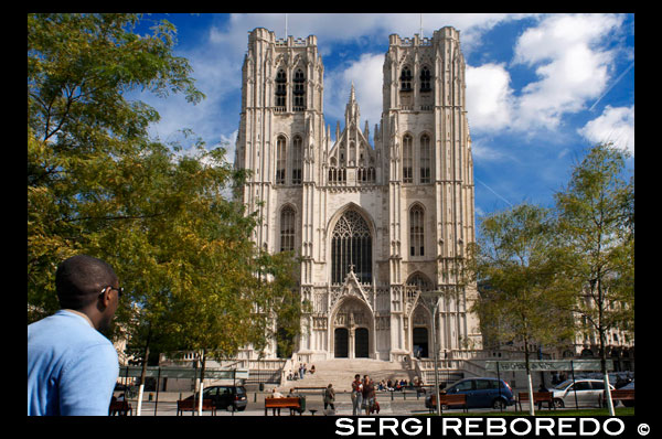 Cathédrale des Sts Michael et Ste Gudule. www.cathedralestmichel.be Place Sainte Gudule. (De dilluns a divendres de 07:00 a 18:00 / dissabtes i diumenges de 08:30 a 18:00 / adults: 1 € restes romanes i tresor i 2,5 euros museu i cripta / gratuït nens). <M> Gare Centrale. Tel 02.217 8345. La construcció de la Catedral, que primer va ser Col · legiata de Sant Miquel i Santa Gúdula, va començar en els primers anys del segle XIII impulsada per Enric I, duc de Brabant. Prop de 300 anys van ser necessaris per dur a terme aquesta gegantina empresa, acabada uns anys abans del regnat de Carles Cinquè, de manera que es van utilitzar diferents estils per a la seva construcció, des del romànic fins al renaixentista. La restauració de la nau i del cor, que va durar del 1983 al 1989, va tornar a les pedres, les voltes i vidrieres seu esplendor d'antany. Va permetre alhora treure a llum importants i notablement ben conservats vestigis de l'església romànica del segle XI, sobre els quals s'alça l'edifici gòtic actual. Les dues torres bessones que sobresurten de la façana principal són visibles des de gran part de la ciutat. UN HOME PASSEJA COSTAT DE LA CATEDRAL.