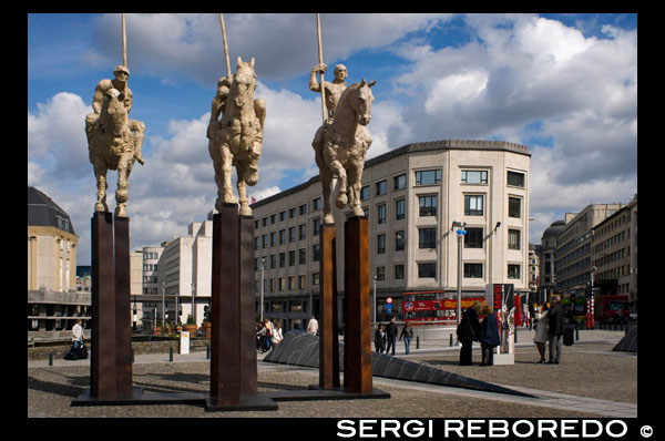 Barrio Real. En el Barrio Real alberga la mayoría de edificios administrativos, religiosos y artísticos de la ciudad, como por ejemplo el Palacio Real, el Museo de Arte Moderno y el de Bellas Artes y los parlamentos nacionales y flamencos entre otros. También se conoce a esta parte como la Ciudad Alta, debido al desnivel que ésta mantiene con Marolles, más allá del Palacio de Justicia. La jet set de Bruselas se pasea por estas calles emperifollada de joyas y con suntuosos abrigos de piel contorneándose entre salones de té, chocolaterías y lujosas tiendas de artesanía. En este barrio también se ubican la catedral, inmensa, erigida bajo el nombre de Santa Gúdula y San Miguel (siglos XII al XV) y la hermosa Église St Jacques sur Coudenberg. TRES ESCULTURAS A CABALLO