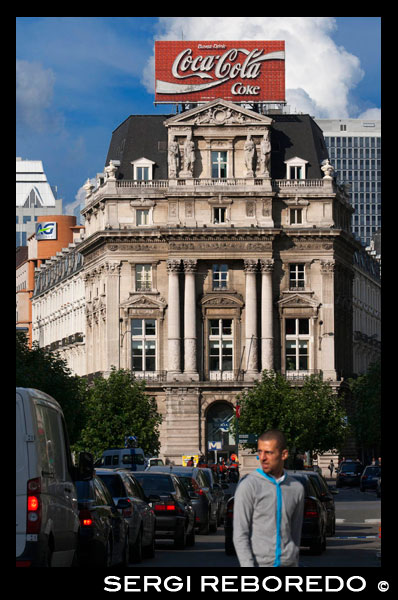 Place de Brouckère. <M> De Brouckère. Es una de las plazas más prestigiosas de la ciudad, y fue nombrada como tal para honrar a Charles de Broukère, que fuera alcalde de la ciudad y profesor en la Universidad Libre de Bruselas. En las inmediaciones se encuentran varios edificios del siglo XIX de estética afrancesada, el Hôtel Métropole nombrado anteriormente, el Hôtel Continental diseñado en 1874 por Eugène Carpentier y un par de edificios acristalados de estilo contemporáneo añadidos en la década de 1960. ANUNCIO DE LA COCACOLA COKE