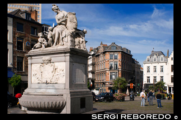 Font realitzada per Jacques Berge el 1751 a la plaça del Grand Sablon. Al número 40 hi ha el Musée des Pals et Telecommunications, que documenta la història del correu i les comunicacions. En aquesta plaça en forma de triangle s'ubiquen elegants construccions arquitectòniques que daten del segle XVI al XIX. És un dels llocs més selectes de la ciutat ple de xocolateries, salons de te, restaurants amb terrasses i botigues d'antiguitats luxoses. FONT COSTAT DE LES xocolateries.