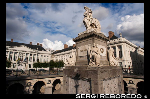 Símbol de la revolució belga de 1830. La Plaça dels Màrtirs (Place des Martyrs) és una gran desconeguda per als turistes que visiten Brussel · les. No és un lloc eminentment turístic però si ben conegut per la població belga, especialment per la seva història, ja que evoca la revolució belga de 1830. La plaça és un reducte de tranquil · litat lluny de la Rue Neuve (per la qual s'accedeix). Va ser projectada per l'arquitecte Claude-Antoine Fisc el 1774, qui la va envoltar d'edificis d'estil neoclàssic que avui alberguen una llibreria, un modern teatre i els gabinets ministerials de la Comunitat flamenca. Encara que antigament es deia Plaça St Michel, el nom actual es deu als herois de la guerra per la independència de Bèlgica. La plaça és un cementiri nacional dels caiguts durant la revolució de 1830. Al centre hi ha un monument, conegut com Monument Pro Pàtria, sota el qual hi ha una cripta on estan enterrats més de 450 cossos. ESCULTURA SOBRE LA PÀTRIA A BRUSSEL