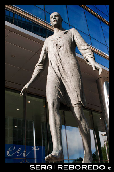 Escultura "L'home qui marxi" al Barri Europeu. Quartier Européen. Quan un arriba al Barri Europeu té la sensació d'haver canviat de ciutat. Es troba situat a l'est, envoltat de grans zones verdes i d'immensos edificis comunitaris, que s'ubiquen al voltant del parc de Leopold, i els carrers Rue de la Loi i Rue Beillard. En altres temps, el barri va ser famós per albergar una zona residencial destinada a la classe social alta, però en l'actualitat s'ha convertit en el centre neuràlgic de tota la política comunitària europea. L'edifici més emblemàtic és el Berlaymont, seu principal de la Comissió Europea. Es va construir en la dècada de 1960, per acollir la primera seu de la Unió Europea. L'obra va ser pagada pel Govern belga i s'inspira en l'edifici de la seu de la UNESCO a París.