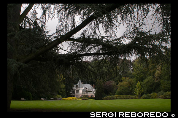 Parc de Laeken. Parc de Laeken. <M> Heysel. Al sureste del Atomium, se encuentra este parque de 160 hectáreas, que alberga en su interior el Pabellón Chino, la Torre Japonesa, el monumento a Lépold, los invernaderos reales, la residencial real, y extensas zonas arboladas donde incluso es posible perderse. Este parque fue principalmente creado y diseñado en la época del rey Leopoldo II. En 1873 se unieron al palacio los invernaderos reales, que incluyen una colección de árboles exóticos, palmeras y camelias, ente otras muchas plantas. El palacio está cerrado al público, pero los invernaderos se abren dos semanas al año, entre los meses de abril y mayo. La residencia real, o Château Royal, es la residencia oficial de la Familia Real Belga y una de las construcciones más bellas de Bruselas. Fue construido entre 1782-1784 por Charles de Wailly, pero casi fue destruido por el fuego en 1890, por lo que fue posteriormente reconstruido por Alphonse Balat. Junto a la entrada al dominio real, se encuentra el monumento a Leopoldo I, el primer rey de los belgas, y un poco más al norte, una pagoda japonesa. Cuentan que Leopoldo II se quedó fascinado al ver un templo similar en la Exposición Universal de Paris de 1900, y encargó al mismo arquitecto otra para él. Justo delante de la torre japonesa se puede visitar el pabellón chino, diseñado por Alexandre Marcel entre 1901 y 1909, que alberga una importante colección de porcelana oriental. Siguiendo la Avenue Jean Sobieski hasta atravesar La Ville du Heysel, se encuentra el Jardín Colonial. Fue comprado en 1905 por el rey Leopold II para llevar allí sus colecciones de plantas exóticas traídas del Congo Belga, y transformado en 1964 en un parque público. El jardín lo conforman una gran zona de césped, una casa colonial, y un lago en el que nadan los patos. Más al sur se encuentran los Jardines Jean Sobieski, en el que los niños podrán disfrutar de una amplia zona de juegos. CASA DEL JARDINERO