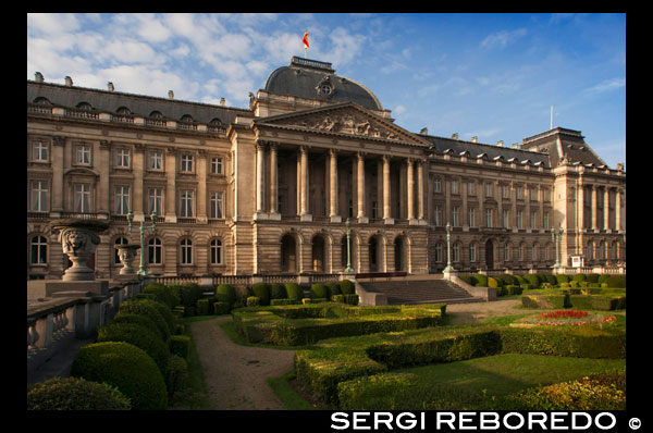 Palais Royal. Place des Palais. (De mitjan de juny a mitjans de setembre de 09:00 a 17:00). <M> Parc Tel 02.551 2020. Fins 1731, aquest va ser l'emplaçament de l'antic Palau Ducal, cremat i substituït per dues residències familiars construïdes per l'arquitecte Louis Montoyer. Els treballs van ser conclosos en 1829 i represos el 1862 durant el mandat del duc de Brabant, futur rei Léopold II. L'edifici va ser ampliat i la decoració interior modificada per l'arquitecte Balat. Actualment no s'utilitza com residència real, ja que el Rei i la seva família viuen al Castell Reial de Laeken, als afores de Brussel · les. És interessant contemplar el canvi de guàrdia que es produeix diverses vegades al dia. PALAU REIAL AL ALBA