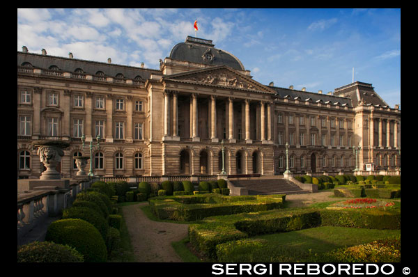 Palais Royal. Place des Palais. (From mid-June to mid-September from 09:00 to 17:00). Plot <M> Tel 02 551 2020. Until 1731, this was the site of the former ducal palace, burnt down two family residences built by the architect Louis Montoyer. The work was completed in 1829 and again in 1862 during the tenure of the Duke of Brabant, future King Leopold II. The building was extended and modified interior decoration by the architect Balat. Currently not used as a royal residence, as the king and his family live in the Royal Castle of Laeken, outside Brussels. It is interesting to watch the changing of the guard that occurs several times a day. ROYAL PALACE AT DAWN