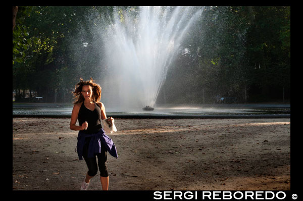 Right in front of the Royal Palace is abut the Parc de Bruxelles, a large square decorated with a French garden, occupying the hunting grounds used in medieval times by the Dukes of Brabant. In actulidad, many locals use it first thing in the morning for sports. WOMAN DOING RUNNING