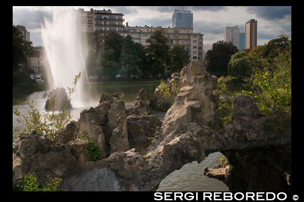 Square Marie Louise. Square Marie Louise. <M> Maelbeek. Se trata de un hermoso estanque rodeado de césped y vegetación, ideal para hacer un alto en el camino. En el sendero que lo rodea hay bancos para sentarse y alguna bonita estatua, como por ejemplo, la “Naissance d’une Nación”, o la del Teniente General Bernheim, héroe de la Primera Guerra Mundial. En el centro del lago hay una especie de fuente que mana agua en forma de geiser. También es la morada de una veintena de patos que campan a sus anchas, alimentados por los niños que les ofrecen comida todas las tardes. CHOORO DE AGUA MANANDO EN EL BARRIO EUROPEO