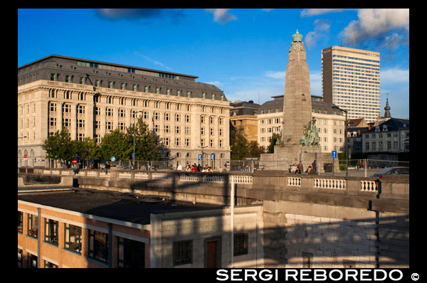 In the square Poelaert A monument by sculptor Charles Sargeant Jagger erected in 1923. Carved on the stone reads: HOMMAGE du Peuple BRITANNIQUE IN SOUVENIR DES PAR LES Genereux SECOURS PRODIGUES citoyens BELGES A Blesses Soldats ET SES CE prisonniers SONT DES HOMMES ET DE Miséricorde Charité ET LES OEUVRES Pieter de Leur SUBSISTERONT A JAMAIS 1914 - 1918 "tribute to the British people as a souvenir of relief by the generous Belgian wounded soldiers and prisoners. They are men of charity and mercy, and works of piety survive forever. "SWIMMING AT SUNSET Marolles.