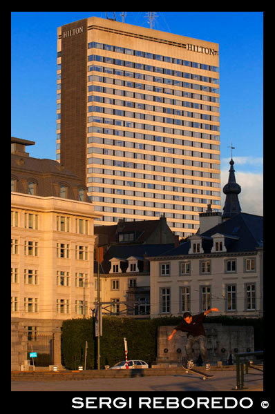 Hilton Brussels. www1.hilton.com Boulevard de Waterloo, 38. Telf: 02 504 1111. Aunque no le vendría mal una buena rehabilitación, cumple con todos los estandartes de calidad de la cadena. El precio de 12 euros por la conexión a Internet es abusivo, al igual que el parking a 35 euros diarios. Es recomendable únicamente con ofertas inferiores a 90 euros, si no hay otros hoteles más interesantes en la ciudad.  EL HOTEL HILTON ES UNO DE LOS MEJORES DE BRUSELAS