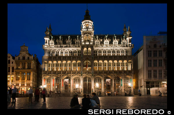 Ajuntament. Stadhuis. www.brugge.be Burg, 12. (Cada dia de 09:30 a 17:00 / adults: 2 euros / estudiants: 1 euro). Tel 50 44 8711. L'ajuntament de Bruges va ser construït en estil gòtic florit entre 1376 i 1421, sent un dels més antics dels Països Baixos. La Sala Gòtica, conté magnífiques pintures murals del segle XIX que compten els episodis històrics de les vicissituds de la ciutat, així com singulars talles de fusta al sostre adornat per una sèrie de 16 dossers amb estàtues que representen els elements naturals i les estacions. En un edifici adjacent es troba la Sala Renaixentista, on es troba una de les més belles obres de l'escultura flamenca, una esplèndida xemeneia de marbre i alabastre obra de l'artista Lanceloot Blondeel. L'GRAND PLACE VISTA A LA NIT.