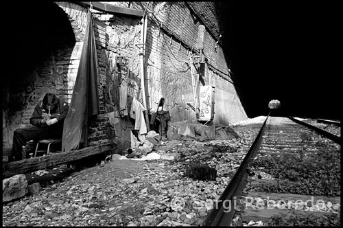 CAN TUNIS BARCELONA DRUGS Francisco Morales Diaz se encuetra esnifando en un tunel junto al puente de la Ronda de Litoral. Bienvenidos al infierno, pasen por favor, y vean el horror...eso sí pueden. Aquí están los apestados del siglo XXI, recluidos en su lazareto, ahí yacen en este pozo negro, en este agujero sin fondo, estigmatizados para siempre jamás. Están ahí, pero ya no están. Aquí no hay billete de vuelta, ni viaje de regreso, es el final de trayecto, la estación final, la última parada. Han dejado de ser, han sido dados de baja como personas, borrada su condición humana, quitados de en medio, puestos fuera de la circulación, apartados de la vista, excluidos de las estadísticas. Son muertos en vida, porque aquello que no se ve, es por la poderosa razón de que ya no existe. Una lógica diabólica, criminal. 