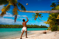 Aitutaki . Isla Cook. Polinesia . El sur del Océano Pacífico. Un habitante de la isla ocupa una palmera de coco en la playa en una isla del pie . One Foot Island es la isla asmall en el distrito de Aitutaki de las Islas Cook en Australia . También se conoce como Tapuaetai y es una de las 22 islas del atolón. Sólo se puede llegar a esta isla a través de un corto viaje en barco desde la isla principal. Se dice que la Isla de pie da a los visitantes la mejor vista de la laguna de Aitutaki . Fue galardonado como " Leading Beach de Australia " en los World Travel Awards , celebrada en Sydney en junio de 2008 . La isla está deshabitada , pero usted puede comprar las cosas pequeñas en la tienda local . Las playas de Isla OneFoot son blancos, y el agua es cristalina. Esto no es sólo un paraíso para los buzos y nadadores , sino también para aquellos que quieran disfrutar de la playa y la arena . Clima: Desde las islas son del Sur del ecuador, las estaciones son opuestas a las de Europa y América del Norte. El , la temporada más seca refrigerador es de abril a noviembre y la , temporada húmeda más cálido es de diciembre a marzo. La temperatura promedio es de 27 grados Celsius . Regularmente aparece como uno de los lugares más románticos del mundo , y la segunda isla más visitada de la aptitud de los cocineros , Aitutaki es famoso por su cristalina increíblemente , el agua turquesa de su laguna central, pequeña motus ( islotes ) y prístino , palma - playas sombreadas . Tierra adentro, colinas de Aitukati son un mosaico de plantaciones de plátanos y cocoteros