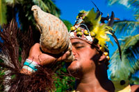 Aitutaki . Illa Cook . Polinèsia . El sud de l'Oceà Pacífic . Un actor vestit de la Polinèsia que bufa un cargol a Aitutaki Punarei Culture Tours . Aquesta és una oportunitat única perquè vostè aprengui sobre la cultura antiga , els mites , les llegendes i les formes tradicionals dels nostres avantpassats . El tour és una bona manera de descobrir la història , les tècniques tradicionals , l'art i les creences de l'illa d'Aitutaki . El recorregut conclou amb una festa tradicional ( UMU kai ) per dinar a l'hotel . Els segons navegants de la nota eren Et Erui i el seu germà Matareka . Et Erui va partir de Havaiki a la canoa Viripo , un huracà inesperat , hur1'hia , desarborat seu vaixell , però les hi va arreglar per tornar a Havaiki . En ser informat per un sacerdot que la causa del desastre es va deure a la denominació de la seva canoa , immediatament es va construir una altra canoa . El vaixell, amb l'assessorament del sacerdot , va ser nomenat Et Rangi - pae - uta , i els dos pals van ser nomenats després dels déus Rongo i Tangaroa . D'aquesta manera , amb la divinitat asseguda al ventre de la seva vela, que van fer front a la mar una vegada més en la seva recerca de la terra . Va aterrar al costat oest de Aitutaki , en un punt en l'escull conegut com Te Rua - Karae . Aquí ell es va oposar a un dels descendents de l'EF , que va dir : " Tera Et Moana Uriuri o Hiro Haere ki i'eira kimi Henua ai . " - " . Aquí està el mar porpra de Hiro Veu allà to.seek terra . " La petició va ser desatesa . Després de diversos opositors matant , Et Erui tallar un canal a través de l'escull amb el seu aixa , Haumapu , i finalment es va establir a Reureu . El canal que s'acredita a la capacitat d'enginyeria de Te Erui és Et Rua - i- kakau , el passatge del vaixell que ha estat una benedicció tal inestimable a Aitutaki . Els diversos llocs històrics esmentats es mostren al mapa d'Aitutaki . Ruatapu , la tercera voyager de nota , vi de Taputapuatea a Rarotonga , i després successivament a Rar - ki - tonga , Mauke i Atiu . Durant aquests viatges en la seva canoa tenia el nom de Te Kareroa - i- tai . En Atiu , el nom va ser canviat a la canoa Tuehu - Moana , i en ell va navegar a Manuae i després Aitutaki