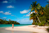 Aitutaki . Isla Cook. Polinesia . El sur del Océano Pacífico. Un turista camina por la orilla de la playa de palmeras en una isla del pie . Selle su pasaporte : Visita la Isla de pie de Aitutaki, donde podrá disfrutar de la increíble laguna azul y una boca de riego de barbacoa en la playa , así como la oportunidad de recibir la marca de un pie sello en el pasaporte de Aitutaki .. Con una vasta laguna rivalizando con gas Bora Bora -, pero con una fracción de los visitantes - Aitutaki podría ser la isla más bella - remota del mundo . Sólo un vuelo de 45 minutos de la isla principal de Rarotonga, Aitutaki y sus atolones que rodean sirvieron de telón de fondo tropical para "Survivor : . Islas Cook " Uno de 22 islas en el atolón Aitutaki, una isla del pie (o Tapuaetai , " una huella ") es a la vez soñadora - exótico y casi desierta . Es el lugar perfecto para relajarse en una playa de polvo blanco o flotar en la laguna hasta la rodilla . Si bien puede parecer totalmente desierta , un pie es el hogar de una atracción superior - una pequeña choza que contiene uno de la mayoría de las oficinas de correos remota del mundo. No se olvide de llevar su pasaporte y se le salen paraíso con un sello en el pasaporte en forma de huella de recordarlo por . Isla Atiu , también conocido como Enuamanu ( ' tierra de los pájaros ' ) se encuentra 187 kilometros al noreste de Rarotonga. La tercera isla más grande de los cocineros es más de ocho millones de años. También es el sueño de un ecologista y un imán para los aventureros . En el borde de la meseta central de cima plana de la isla encontrará Atiu Villas, de la isla más desarrollada lugar de vacaciones. También encontrará 28 playas vírgenes que casi se no visitados - excepto por aquellos que buscan un lugar hermoso y aislado. Hermosa Aitutaki . Se cree que los isleños sobre Aitutaki descienden de Ru , un guerrero marinera que se instaló allí con sus cuatro esposas